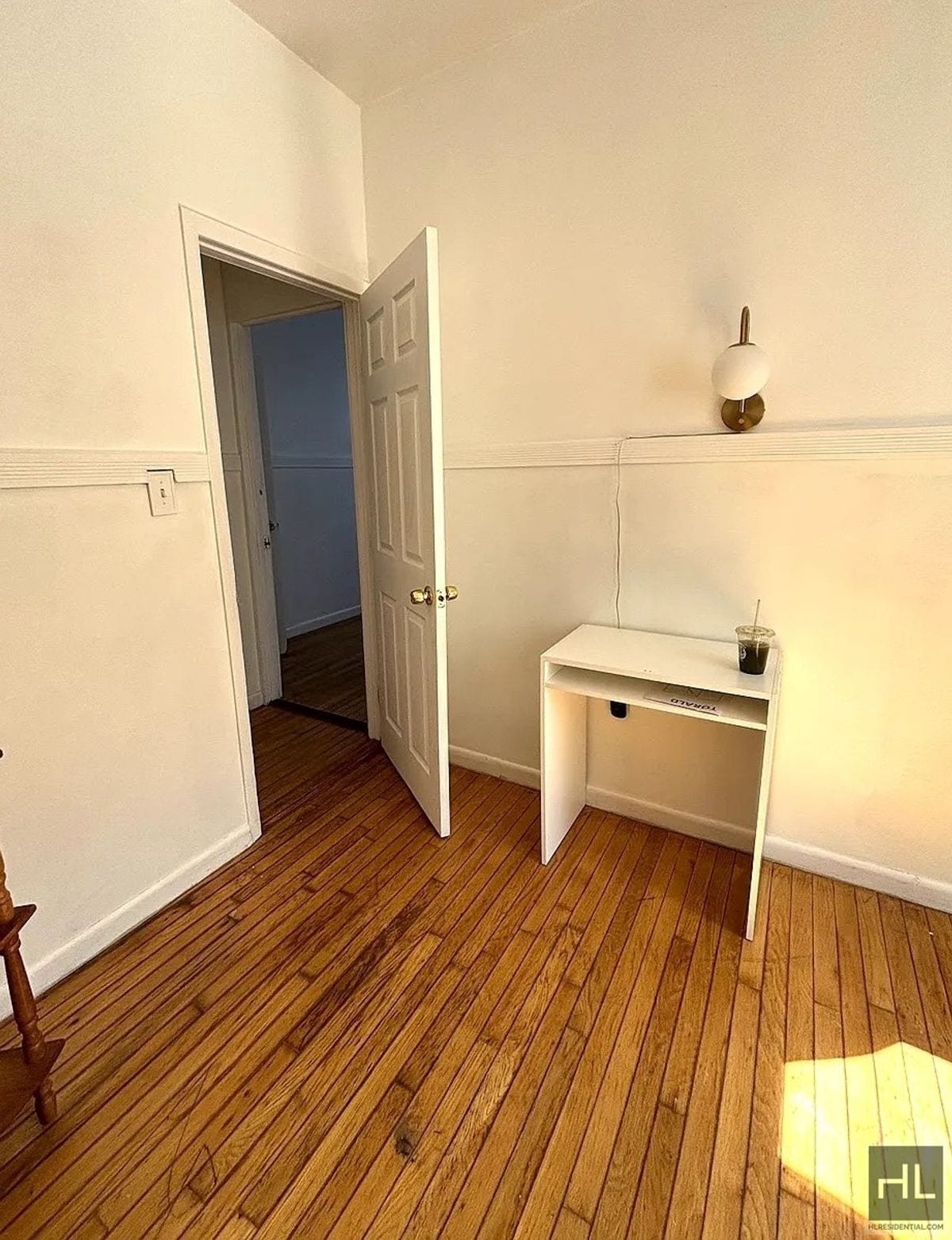 Building Photo - 3BR 1BA Top Floor Brick Townhouse w/ Commu...