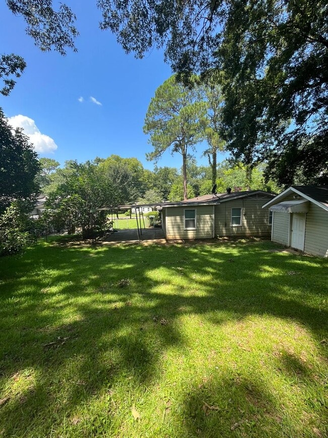Building Photo - 3871 Sherwood Dr