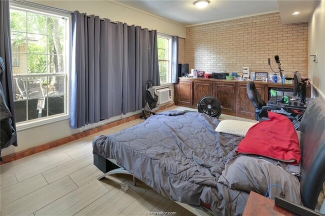Building Photo - 305 W Brookside Dr