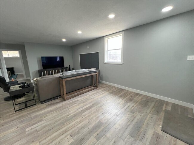 Building Photo - 128 Skyview Terrace