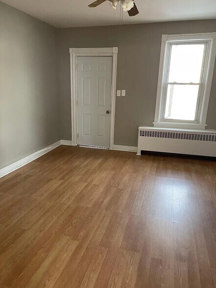 Building Photo - 1108 E 3rd St