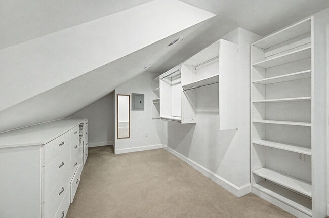 Building Photo - Beautiful 4BD/3.5BA home in the heart of Green Hills.