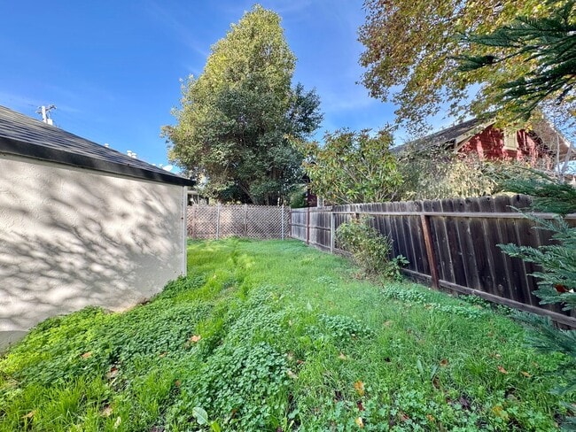 Building Photo - Spacious and Updated 1 Bedroom, 1 Bathroom...