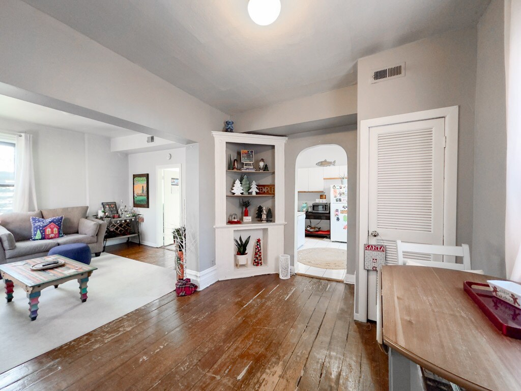 Building Photo - 2136 N Clifton Ave