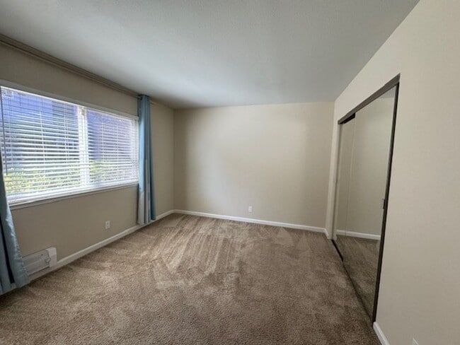 Building Photo - Wonderful 2 bedroom/2 bath lower level con...