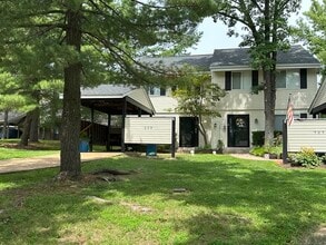 Building Photo - Townhome in Ballwin!!