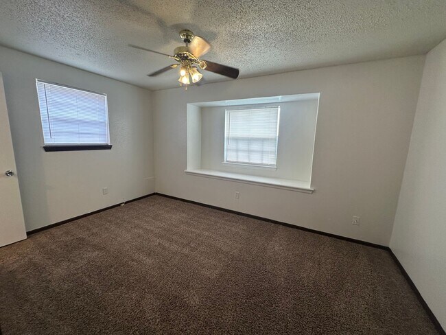 Building Photo - Spacious 4 bed, 1.5 bath