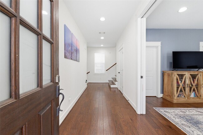 Building Photo - 1425 W 23rd St
