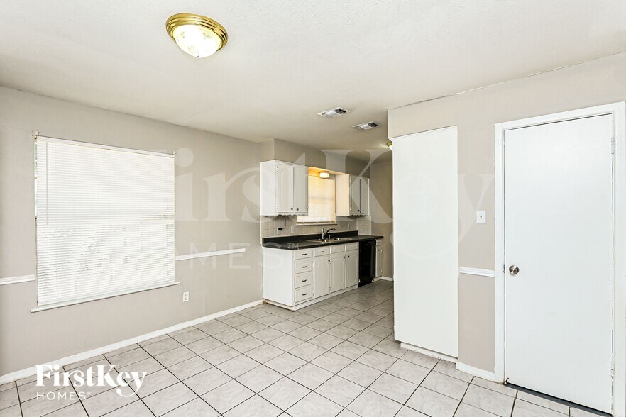 Building Photo - 2908 Portales Dr