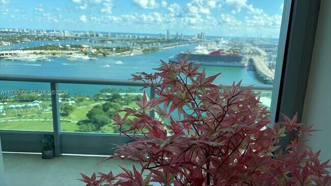 Building Photo - 900 Biscayne Blvd