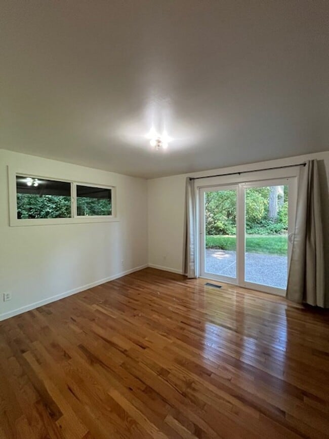 Building Photo - Spacious Country Home on Nearly 2 Acres!