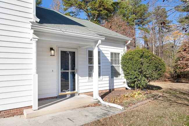 Building Photo - 3 bedroom home with large, fenced backyard convenient to RTP!