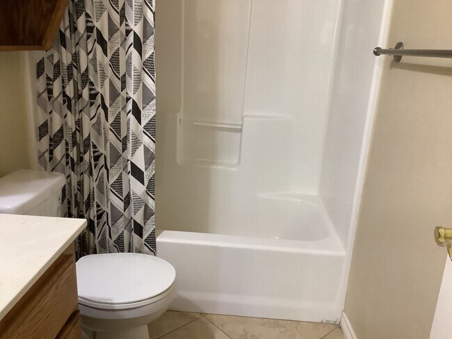 Building Photo - 409 S Rhomberg St