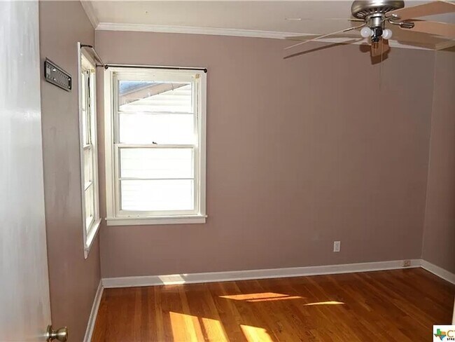 Building Photo - 3 Bed, 1 Bath with Hardwood Floors and Large Fenced Backyard