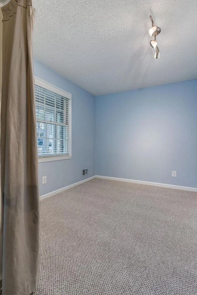 Building Photo - Charming 3 bedroom, 2 bathroom home located in Irmo, SC