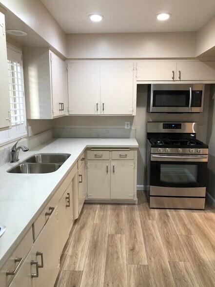 Building Photo - 250 N Mountain Trl