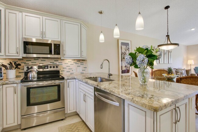 Building Photo - 820 Club Dr