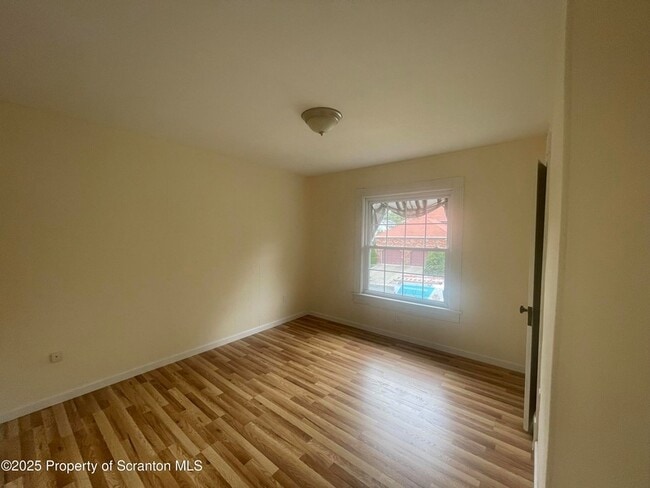 Building Photo - 608 N Sumner Ave