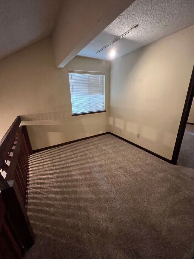 Building Photo - Large 2BD/ 2BTH with loft-Great Location