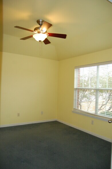 Building Photo - 706 Cedar Cove Dr