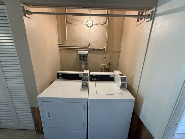 Building Photo - Freshly Remodeled - 1 Bedroom Unfurnished Condo-In Town Location-AVAILABLE NOW