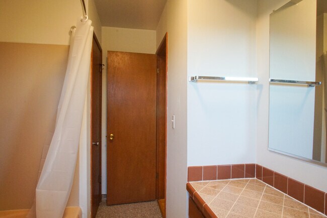 Building Photo - Large Clean Open Hillsdale apartment, Big ...