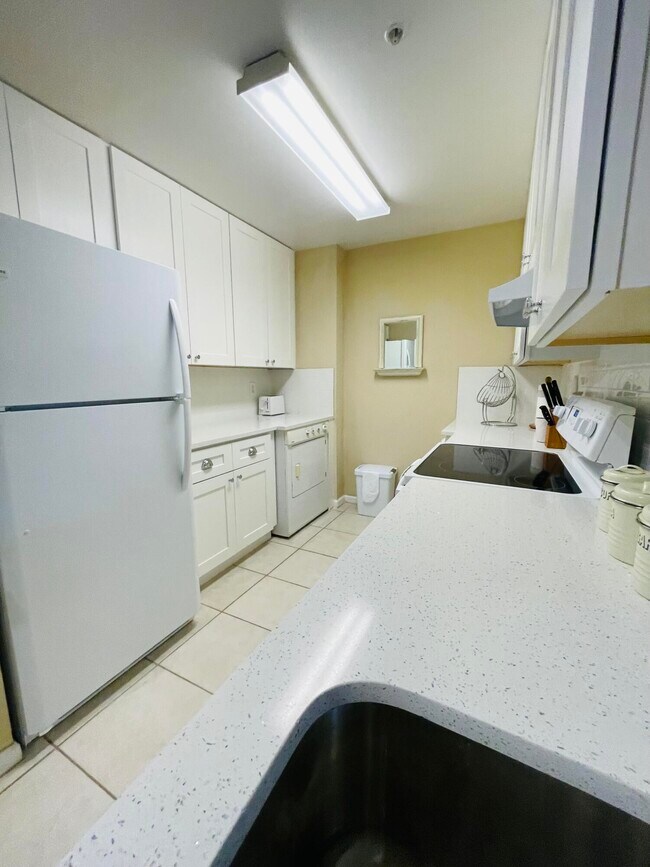 Building Photo - 2060 Greenview Shores Blvd