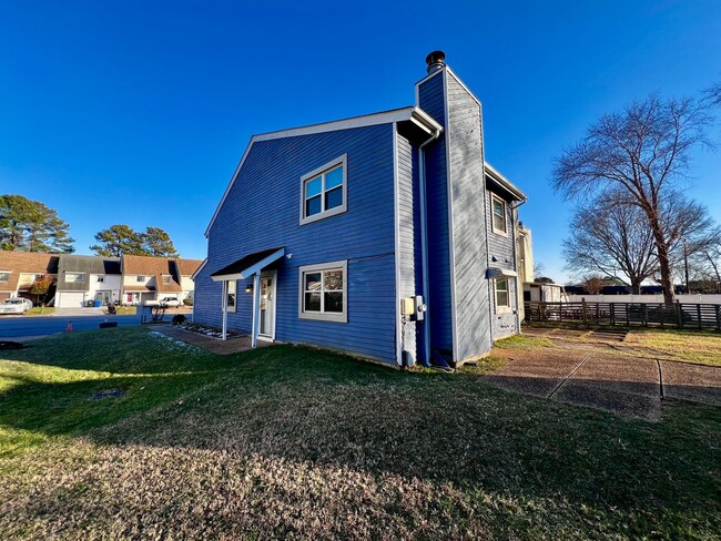 Building Photo - Spacious townhome in the heart of Virginia...