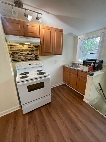 Primary Photo - 26 Park Dr N