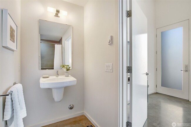 Building Photo - 2Bd/2Ba Seattle Townhouse