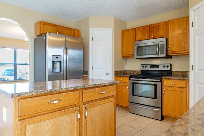 Building Photo - Spacious 4-Bed Groveland Home with Attached Garage, Central Air, and Private Patio