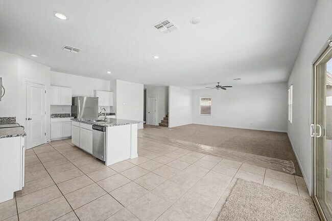 Building Photo - 35450 W Santa Clara Ave