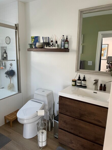 Remodeled bathroom - 9042 Carson St