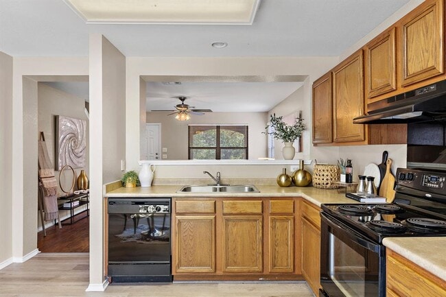 Building Photo - 5705 Viewpoint Dr