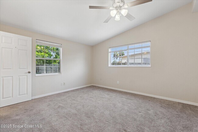 Building Photo - 925 Abeto St NE