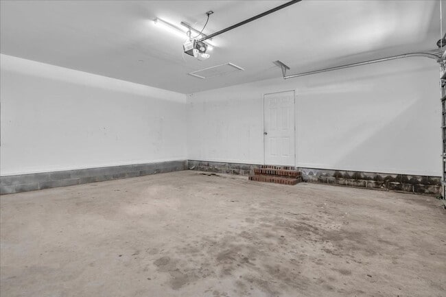 Building Photo - 3 Bedroom 2.5 Bathroom Home
