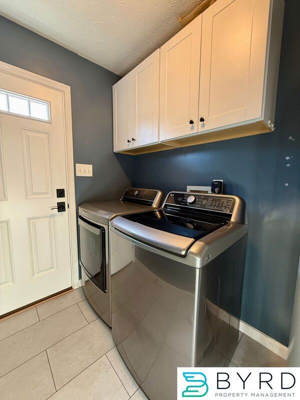 Building Photo - 1001 Greenview Dr