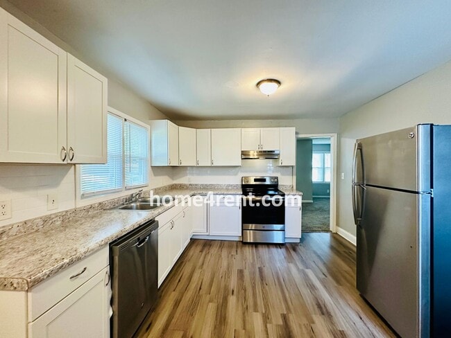Building Photo - Cozy, Ranch Style Home w/ Stainless Steel ...