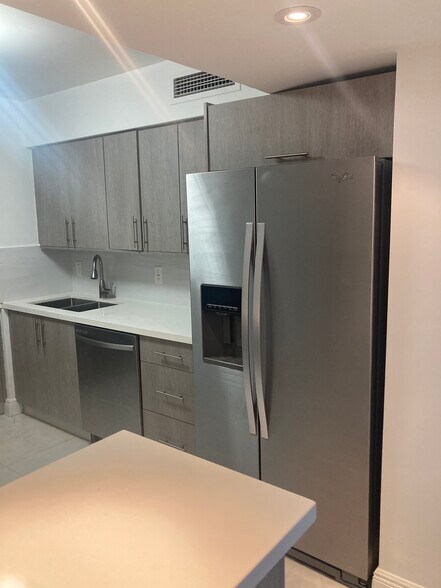 Building Photo - 9225 Collins Ave