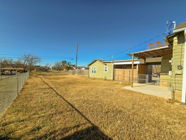 Building Photo - 1224 N Market Ave