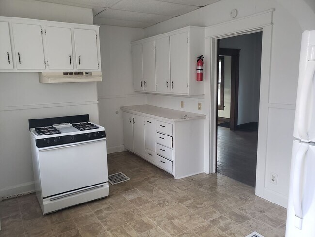Building Photo - 4 bed/2 bath rental south of campus!