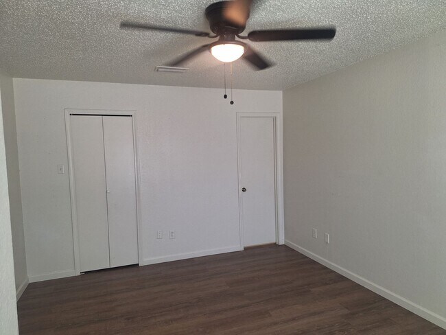 Building Photo - 3944-3946 Queens Ct