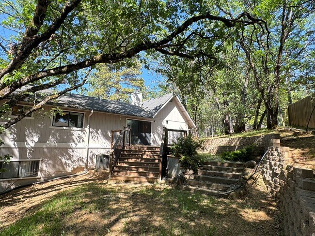 Building Photo - 3 Bedroom 2 Bath Home with Bonus Room larg...