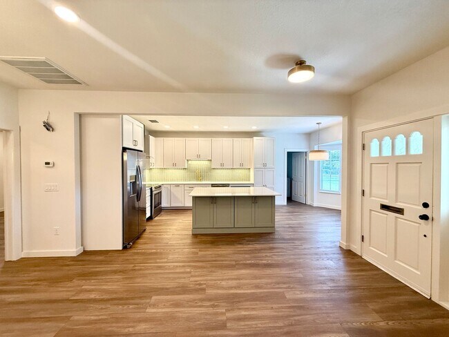 Building Photo - GORGEOUS, just completely renovated 3/2 Ho...