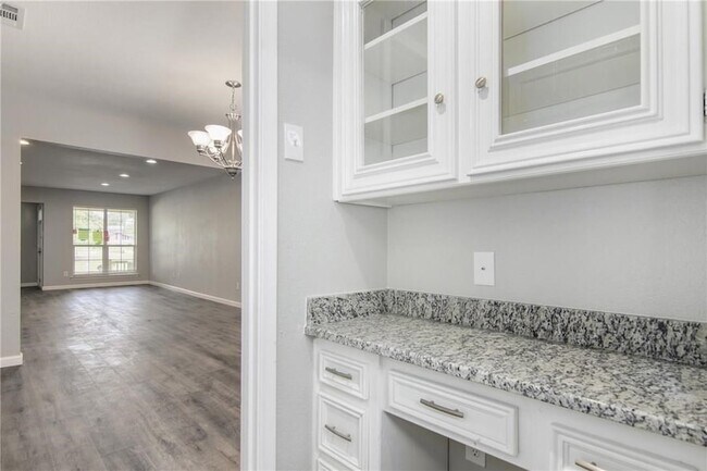 Building Photo - 2808 Golfing Green Dr