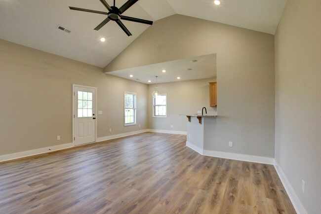 Building Photo - 102 Riverbend Dr