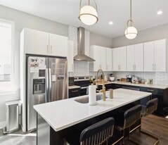 Building Photo - 1300 Lischey Ave