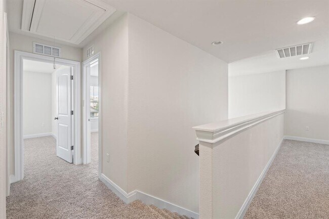 Building Photo - 14011 Hedera Dr
