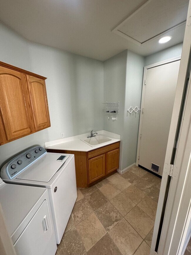 Building Photo - spacious 2 bedroom 2 bath home with office in Del Webb