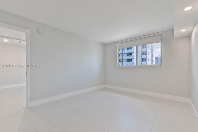 Building Photo - 1665 Bay Rd